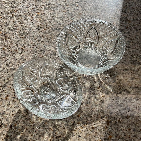 Kig Malaysia vintage glass hearth & fleur de Lis design candy or sugar bowl - Picture 4 of 7